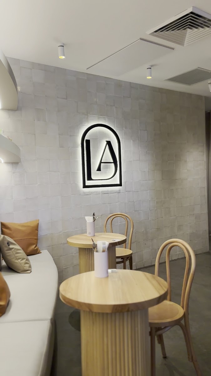 Cafe L.a Photo 2